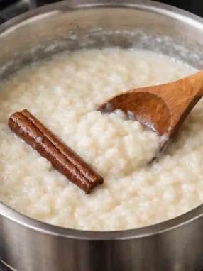 arroz con leche cremoso estilo tradicional en olla con canela